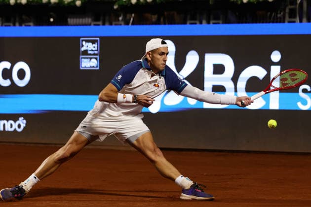Tenis, Alejandro Tabilo vs Sebastian Baez El tenista Alejandro Tabilo de Chile regresa la bola en contra de Sebastian Baez de Argentina por el ATP, Tennis Herren 250 de Santiago 2026 en el Club Deportivo San Carlos de Apoquindo en Santiago, Chile. 27 02 2026 Felipe Zanca Photosport Tennis, Alejandro Tabilo vs Sebastian Baez The tennis player Alejandro Tabilo de Chile return the ball against of Sebastian Baez de Argentina in the match for the ATP 250 Santiago 2026 at the Club Deportivo San Carlos de Apoquindo in Santiago, Chile. 27 02 2026 Felipe Zanca Photosport Alejandro Tabilo vs Sebastian Baez, ATP 250 Santiago 2026 