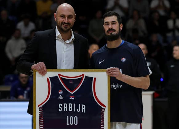 Serbia v Turkiye - FIBA Worl Cup European qualifiers, first round group C Nikola Kalinic (R) of Serbia receive present for the 100 games for the national team, Nationalteam of Serbia from Nikola Krstic during the FIBA World Cup European qualifiers first round group C basketball match between Serbia and Turkiye on February 27, 2026 in Belgrade, Serbia. Belgrade Serbia Copyright: xPedjaxMilosavljevic Starsport.rsx