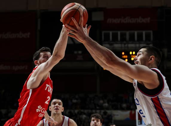 Serbia v Turkiye - FIBA Worl Cup European qualifiers, first round group C Luka Mitrovic (R) of Serbia competes for the ball against Ercan Osmani (L) of Turkiye during the FIBA World Cup European qualifiers first round group C basketball match between Serbia and Turkiye on February 27, 2026 in Belgrade, Serbia. Belgrade Serbia Copyright: xPedjaxMilosavljevic Starsport.rsx