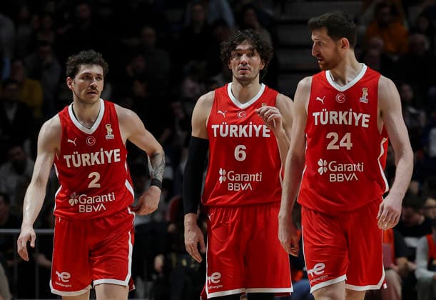 Serbia v Turkiye - FIBA Worl Cup European qualifiers, first round group C Sehmus Hazer (L) Cedi Osman (C) and Ercan Osmani of Turkiye during the FIBA World Cup European qualifiers first round group C basketball match between Serbia and Turkiye on February 27, 2026 in Belgrade, Serbia. Belgrade Serbia Copyright: xPedjaxMilosavljevic Starsport.rsx