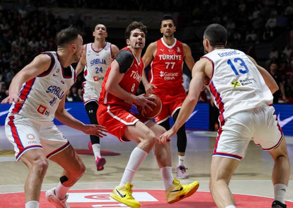 Serbia v Turkiye - FIBA Worl Cup European qualifiers, first round group C Tarik Biberovic (C) of Turkiye in action against Ognjen Dobric (R) and Jovan Novak of Serbia during the FIBA World Cup European qualifiers first round group C basketball match between Serbia and Turkiye on February 27, 2026 in Belgrade, Serbia. Belgrade Serbia Copyright: xPedjaxMilosavljevic Starsport.rsx