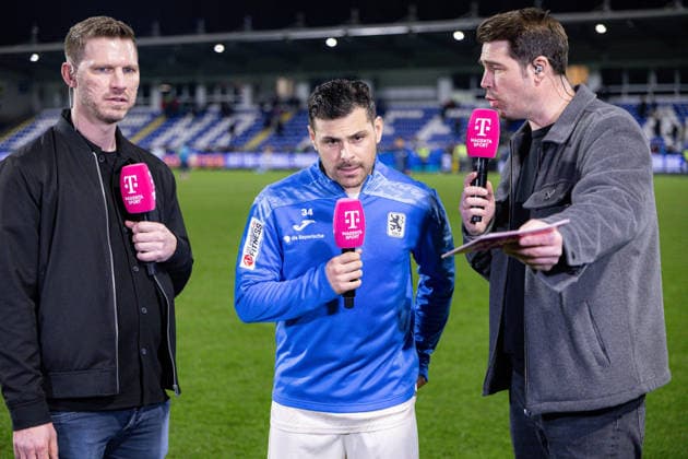 Deutschland: TSG Hoffenheim II vs 1860 München, 26. Spieltag, 3. Liga, Dietmar-Hopp-Stadion (Sinsheim): Kevin Volland, (TSV 1860 München, 31) im Interview nach dem 1:2 Auswärtssieg bei der TSG Hoffenheim II, Fabian Klos (Magenta TV Experte) Sinsheim Dietmar-Hopp-Stadion Baden-Württemberg Deutschland *** Germany TSG Hoffenheim II vs 1860 Munich, Matchday 26, 3 Liga, Dietmar Hopp Stadion Sinsheim Kevin Volland, TSV 1860 Munich, 31 in an interview after the 1 2 away win at TSG Hoffenheim II, Fabian Klos Magenta TV Expert Sinsheim Dietmar Hopp Stadion Baden Württemberg Germany Copyright: xBenedictxChristx