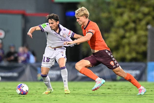 ALEAGUE ROAR GLORY, Luca Tevere (left) of the Glory and Sam Klein (right) of the Roar compete for the ball during the A-League Round 19 match between the Brisbane Roar and Perth Glory at Kayo Stadium in Redcliffe, Queensland, Saturday, February 28th, 2026. ( NO ARCHIVING, EDITORIAL USE ONLY Brisbane Queensland Australia  Copyright: xDarrenxEnglandx 20260228152802771786