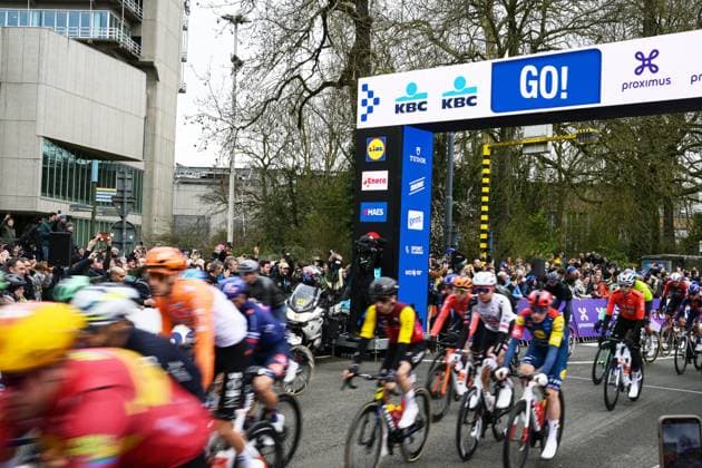 Fans and the peloton pictured at the start of the 81st edition of the men s one-day cycling race Omloop Het Nieuwsblad (UCI World Tour), the opening race of the Flemish one-day classics season, 207,6 km from Gent to Ninove, Saturday 28 February 2026. DAVIDxPINTENS  x165892586x