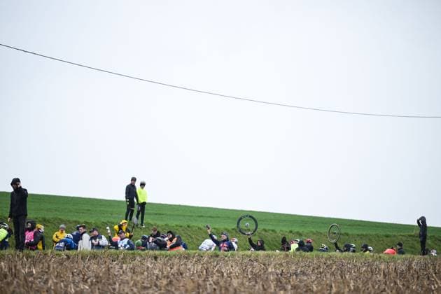 Team staff helping out with bidons and spare wheels during the 81st edition of the men s one-day cycling race Omloop Het Nieuwsblad (UCI World Tour), the opening race of the Flemish one-day classics season, 207,6 km from Gent to Ninove, Saturday 28 February 2026. DAVIDxPINTENS  x165907810x