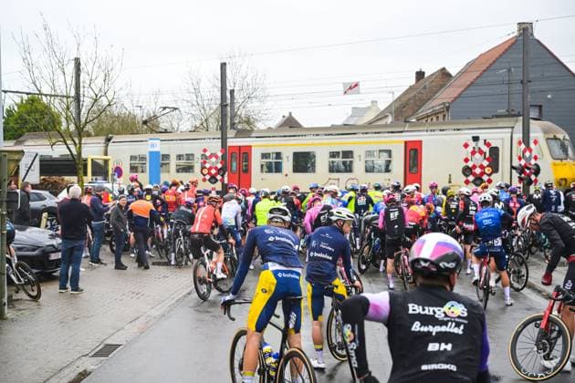The peloton comes to a stop at a railway crossing during the 81st edition of the men s one-day cycling race Omloop Het Nieuwsblad (UCI World Tour), the opening race of the Flemish one-day classics season, 207,6 km from Gent to Ninove, Saturday 28 February 2026. DAVIDxPINTENS  x165910874x