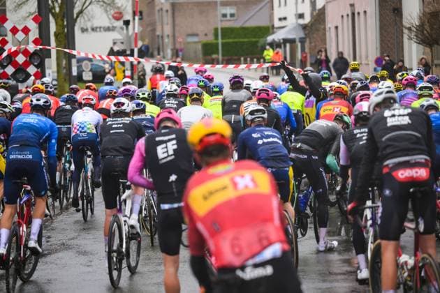 The peloton comes to a stop at a railway crossing during the 81st edition of the men s one-day cycling race Omloop Het Nieuwsblad (UCI World Tour), the opening race of the Flemish one-day classics season, 207,6 km from Gent to Ninove, Saturday 28 February 2026. DAVIDxPINTENS  x165911030x