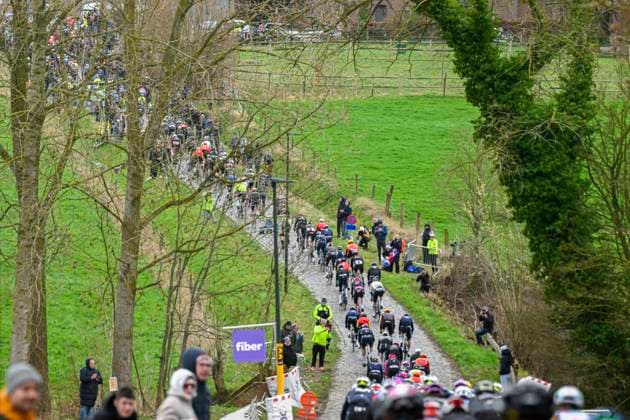 Omloop Het Nieuwsblad 2026 Cycling Race NINOVE, BELGIUM - FEBRUARY 28 : Illustration picture of the peloton during the 81th edition of Omloop Het Nieuwsblad an UCI World Tour 1.UWT one day cycling road race for Men Elite of km with start in Ghent and finish in Ninove on February 28, 2026 in Ninove, Belgium, 28 02 2026 ( Motordriver Kenny Verfaillie - Ninove Belgium  Copyright: xNicoxVereeckenx