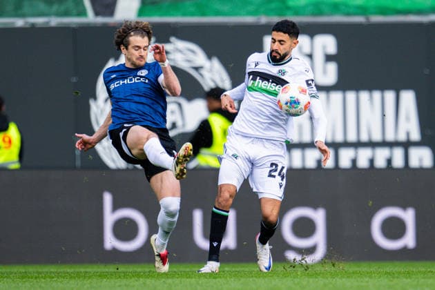 28 02 2026 Soccer, 2025 2026, 2 Bundesliga, 24 Matchday, DSC Arminia Bielefeld Hannover 96 L R Mael Corboz Bielefeld , Elias Saad Hannover DFL REGULATIONS PROHIBIT ANY USE OF PHOTOGRAPHS AS IMAGE SEQUENCES AND OR QUASI VIDEO