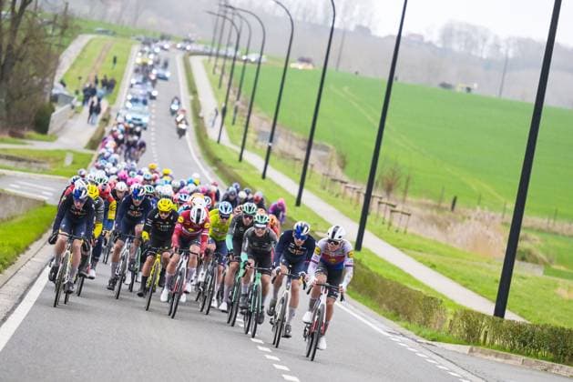 The peloton pictured in action during the 81st edition of the men s one-day cycling race Omloop Het Nieuwsblad (UCI World Tour), the opening race of the Flemish one-day classics season, 207,6 km from Gent to Ninove, Saturday 28 February 2026. DAVIDxPINTENS  x165914482x