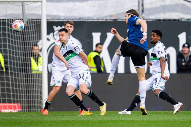 28 02 2026 Soccer, 2025 2026, 2 Bundesliga, 24 Matchday, DSC Arminia Bielefeld Hannover 96 L R Bastian Allgeier Hannover , Roberts Uldrikis Bielefeld DFL REGULATIONS PROHIBIT ANY USE OF PHOTOGRAPHS AS IMAGE SEQUENCES AND OR QUASI VIDEO