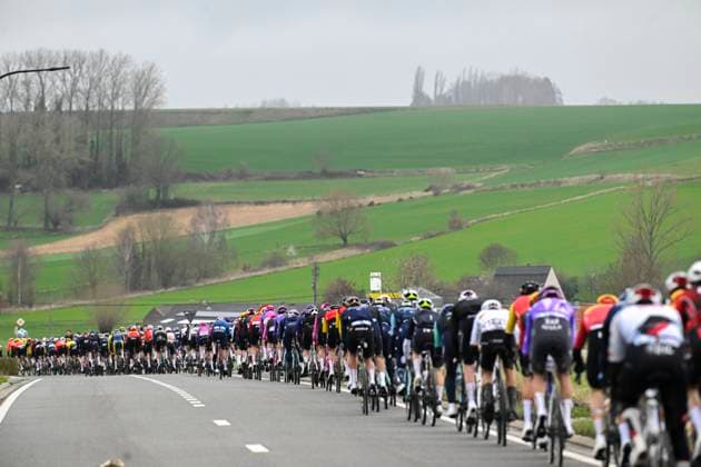 Omloop Het Nieuwsblad 2026 Cycling Race NINOVE, BELGIUM - FEBRUARY 28 : Illustration picture of the peloton during the 81th edition of Omloop Het Nieuwsblad an UCI World Tour 1.UWT one day cycling road race for Men Elite of km with start in Ghent and finish in Ninove on February 28, 2026 in Ninove, Belgium, 28 02 2026 ( Motordriver Kenny Verfaillie - Ninove Belgium  Copyright: xNicoxVereeckenx