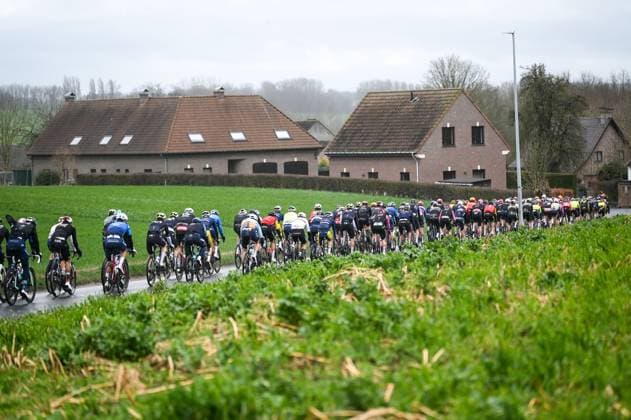 The peloton pictured in action during the 81st edition of the men s one-day cycling race Omloop Het Nieuwsblad (UCI World Tour), the opening race of the Flemish one-day classics season, 207,6 km from Gent to Ninove, Saturday 28 February 2026. ELIASxROM  x165916183x