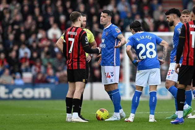 Bournemouth v Sunderland, Premier League Granit Xhaka (34) of Sunderland gestures at David Brooks (7) of AFC Bournemouth during the Premier League match between Bournemouth and Sunderland at the Vitality Stadium, Bournemouth, UK on 28 February 2026. Bournemouth Vitality Stadium Dorset UK Editorial use only DataCo restrictions apply See www.football-dataco.com , Copyright: xGrahamxHuntx PSI-23826-0039