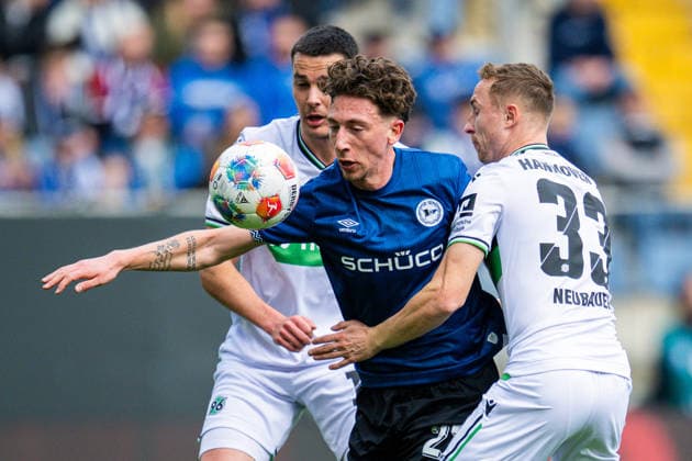 28 02 2026 Soccer, 2025 2026, 2 Bundesliga, 24 Matchday, DSC Arminia Bielefeld Hannover 96 L R Bastian Allgeier Hannover , Jannik Rochelt Bielefeld , Maurice Neubauer Hannover DFL REGULATIONS PROHIBIT ANY USE OF PHOTOGRAPHS AS IMAGE SEQUENCES AND OR QUASI VIDEO