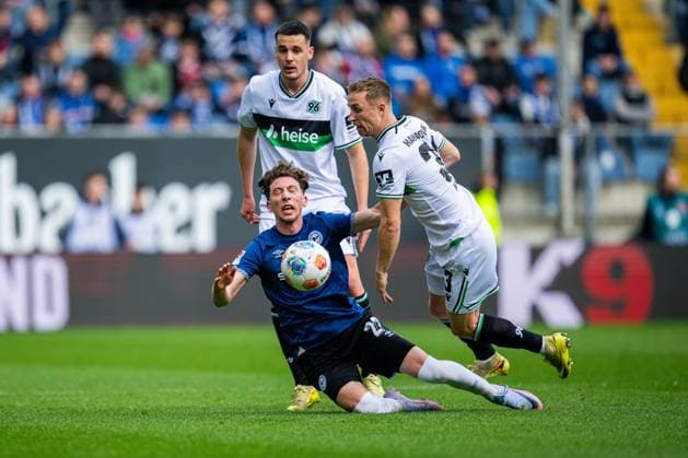 28 02 2026 Soccer, 2025 2026, 2 Bundesliga, 24 Matchday, DSC Arminia Bielefeld Hannover 96 L R Bastian Allgeier Hannover , Jannik Rochelt Bielefeld , Maurice Neubauer Hannover DFL REGULATIONS PROHIBIT ANY USE OF PHOTOGRAPHS AS IMAGE SEQUENCES AND OR QUASI VIDEO