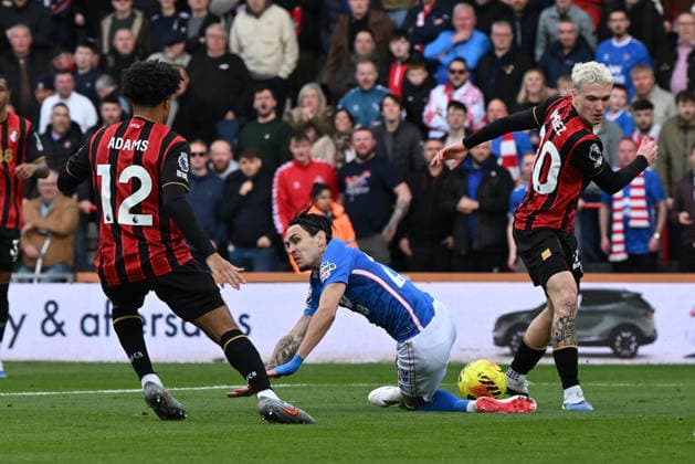 Bournemouth v Sunderland, Premier League Alex Jimenez (20) of AFC Bournemouth tackles Enzo Le Fee (28) of Sunderland during the Premier League match between Bournemouth and Sunderland at the Vitality Stadium, Bournemouth, UK on 28 February 2026. Bournemouth Vitality Stadium Dorset UK Editorial use only DataCo restrictions apply See www.football-dataco.com , Copyright: xGrahamxHuntx PSI-23826-0040