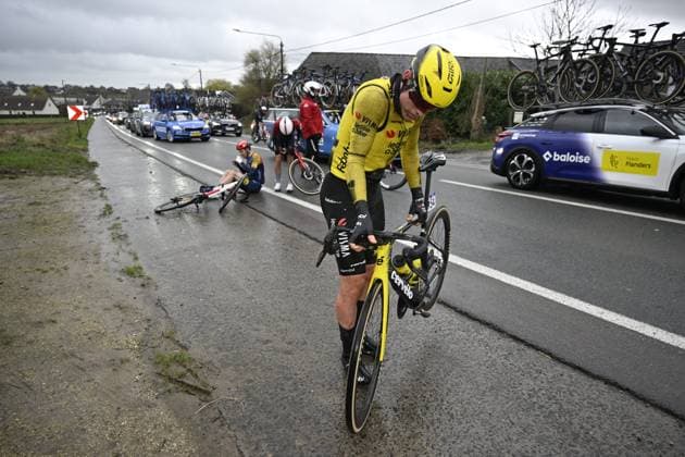 Omloop Het Nieuwsblad 2026 Cycling Race NINOVE, BELGIUM - FEBRUARY 28 : Hagenes Per strand (NOR) of Team Visma Lease a Bike after a crash during the 81th edition of Omloop Het Nieuwsblad an UCI World Tour 1.UWT one day cycling road race for Men Elite of km with start in Ghent and finish in Ninove on February 28, 2026 in Ninove, Belgium, 28 02 2026 ( Motordriver Kenny Verfaillie - Ninove Belgium  Copyright: xNicoxVereeckenx