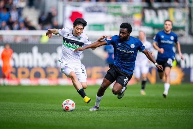 28 02 2026 Soccer, 2025 2026, 2 Bundesliga, 24 Matchday, DSC Arminia Bielefeld Hannover 96 L R Daisuke Yokota Hannover , Benjamin Boakye Bielefeld DFL REGULATIONS PROHIBIT ANY USE OF PHOTOGRAPHS AS IMAGE SEQUENCES AND OR QUASI VIDEO