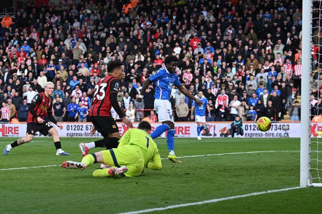Bournemouth v Sunderland, Premier League Goal 0-1 - Eliezer Mayenda (12) of Sunderland scores the opening goal beating Djordje Petrovic (1) of AFC Bournemouth during the Premier League match between Bournemouth and Sunderland at the Vitality Stadium, Bournemouth, UK on 28 February 2026. Bournemouth Vitality Stadium Dorset UK Editorial use only DataCo restrictions apply See www.football-dataco.com , Copyright: xGrahamxHuntx PSI-23826-0048