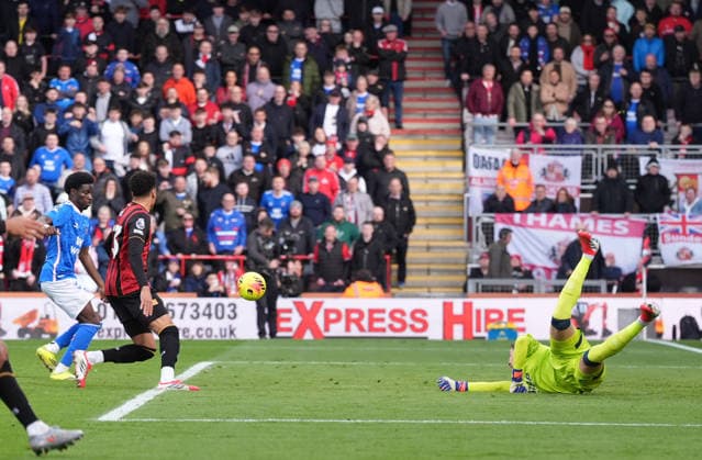 Bournemouth v Sunderland, Premier League, Football, Vitality Stadium, Bournemouth, UK - 28 Feb 2026 GOAL 0-1. Eliezer Mayenda of Sunderland scores the opening goal from a rebound save. Bournemouth Vitality Stadium Bournemouth UK, UK NEWSPAPERS OUT Copyright: xSeanxRyanx