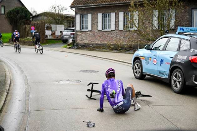Omloop Het Nieuwsblad 2026 Cycling Race NINOVE, BELGIUM - FEBRUARY 28 : De Pooter Dries (BEL) of Team Jayco AlUla in a crash during the 81th edition of Omloop Het Nieuwsblad an UCI World Tour 1.UWT one day cycling road race for Men Elite of km with start in Ghent and finish in Ninove on February 28, 2026 in Ninove, Belgium, 28 02 2026 ( Motordriver Kenny Verfaillie - Ninove Belgium  Copyright: xNicoxVereeckenx