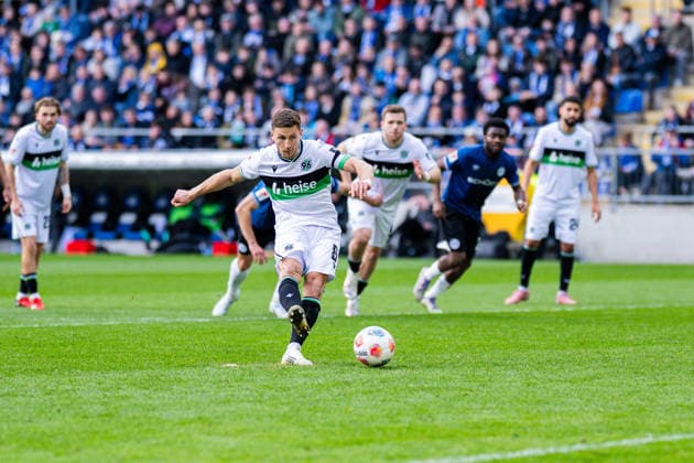28 02 2026 Soccer, 2025 2026, 2 Bundesliga, 24 Matchday, DSC Arminia Bielefeld Hannover 96 Enzo Leopold Hannover scores the goal to 0 1 DFL REGULATIONS PROHIBIT ANY USE OF PHOTOGRAPHS AS IMAGE SEQUENCES AND OR QUASI VIDEO