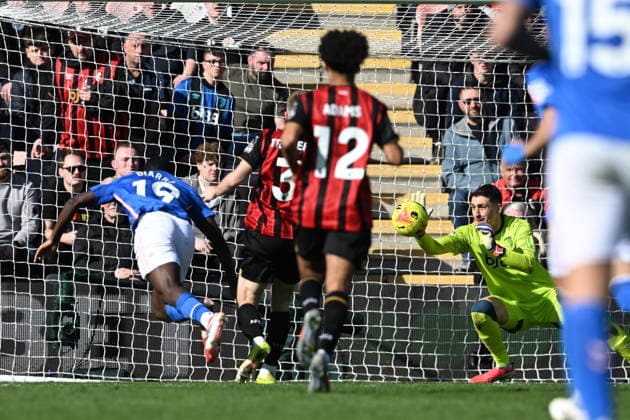 Bournemouth v Sunderland, Premier League Djordje Petrovic (1) of AFC Bournemouth makes a save from a shot at goal by Habib Diarra (19) of Sunderland during the Premier League match between Bournemouth and Sunderland at the Vitality Stadium, Bournemouth, UK on 28 February 2026. Bournemouth Vitality Stadium Dorset UK Editorial use only DataCo restrictions apply See www.football-dataco.com , Copyright: xGrahamxHuntx PSI-23826-0065