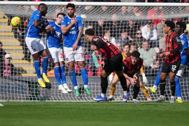 Bournemouth v Sunderland, Premier League, Football, Vitality Stadium, Bournemouth, UK - 28 Feb 2026 Marcus Tavernier of Bournemouth free kick bends around the wall but is saved by Robin Roefs goalkeeper of Sunderland. Bournemouth Vitality Stadium Bournemouth UK, UK NEWSPAPERS OUT Copyright: xSeanxRyanx