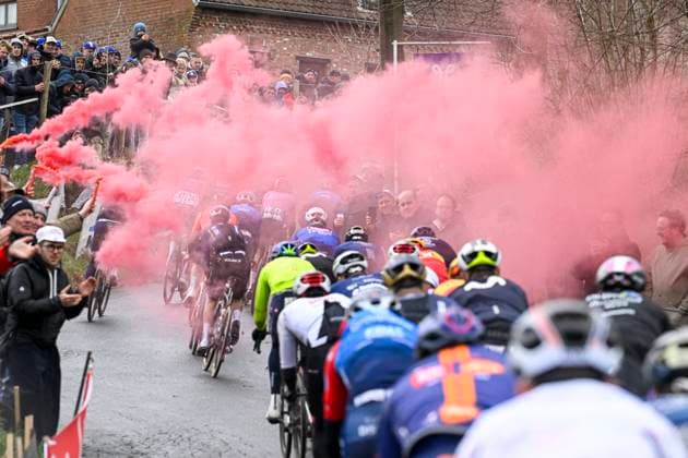Omloop Het Nieuwsblad 2026 Cycling Race NINOVE, BELGIUM - FEBRUARY 28 : Illustration picture of the peloton riding through red smoke flares during the 81th edition of Omloop Het Nieuwsblad an UCI World Tour 1.UWT one day cycling road race for Men Elite of km with start in Ghent and finish in Ninove on February 28, 2026 in Ninove, Belgium, 28 02 2026 ( Motordriver Kenny Verfaillie - Ninove Belgium  Copyright: xNicoxVereeckenx