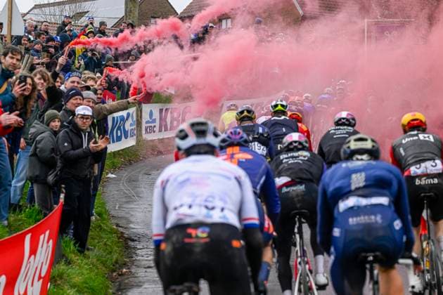 Omloop Het Nieuwsblad 2026 Cycling Race NINOVE, BELGIUM - FEBRUARY 28 : Illustration picture of the peloton riding through red smoke flares during the 81th edition of Omloop Het Nieuwsblad an UCI World Tour 1.UWT one day cycling road race for Men Elite of km with start in Ghent and finish in Ninove on February 28, 2026 in Ninove, Belgium, 28 02 2026 ( Motordriver Kenny Verfaillie - Ninove Belgium  Copyright: xNicoxVereeckenx