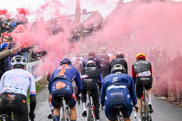 Omloop Het Nieuwsblad 2026 Cycling Race NINOVE, BELGIUM - FEBRUARY 28 : Illustration picture of the peloton riding through red smoke flares during the 81th edition of Omloop Het Nieuwsblad an UCI World Tour 1.UWT one day cycling road race for Men Elite of km with start in Ghent and finish in Ninove on February 28, 2026 in Ninove, Belgium, 28 02 2026 ( Motordriver Kenny Verfaillie - Ninove Belgium  Copyright: xNicoxVereeckenx