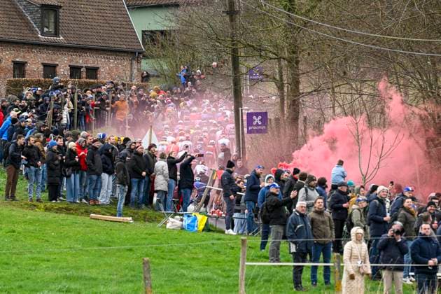 Omloop Het Nieuwsblad 2026 Cycling Race NINOVE, BELGIUM - FEBRUARY 28 : Illustration picture of the peloton riding through red smoke flares during the 81th edition of Omloop Het Nieuwsblad an UCI World Tour 1.UWT one day cycling road race for Men Elite of km with start in Ghent and finish in Ninove on February 28, 2026 in Ninove, Belgium, 28 02 2026 ( Motordriver Kenny Verfaillie - Ninove Belgium  Copyright: xNicoxVereeckenx