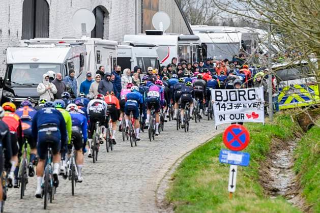 Omloop Het Nieuwsblad 2026 Cycling Race NINOVE, BELGIUM - FEBRUARY 28 : Illustration picture of the peloton during the 81th edition of Omloop Het Nieuwsblad an UCI World Tour 1.UWT one day cycling road race for Men Elite of km with start in Ghent and finish in Ninove on February 28, 2026 in Ninove, Belgium, 28 02 2026 ( Motordriver Kenny Verfaillie - Ninove Belgium  Copyright: xNicoxVereeckenx
