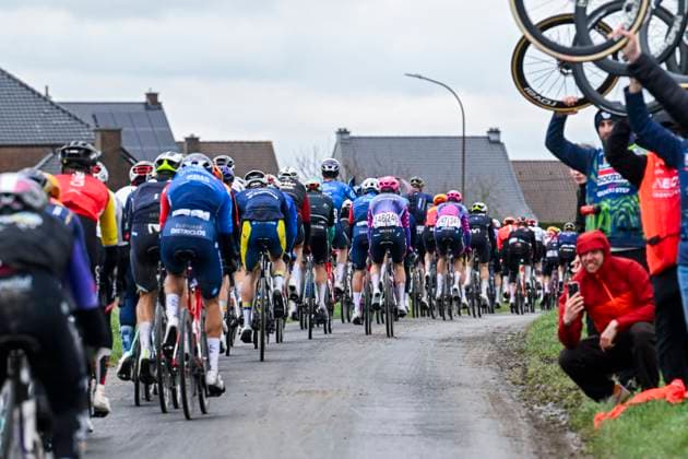 Omloop Het Nieuwsblad 2026 Cycling Race NINOVE, BELGIUM - FEBRUARY 28 : Illustration picture of the peloton during the 81th edition of Omloop Het Nieuwsblad an UCI World Tour 1.UWT one day cycling road race for Men Elite of km with start in Ghent and finish in Ninove on February 28, 2026 in Ninove, Belgium, 28 02 2026 ( Motordriver Kenny Verfaillie - Ninove Belgium  Copyright: xNicoxVereeckenx