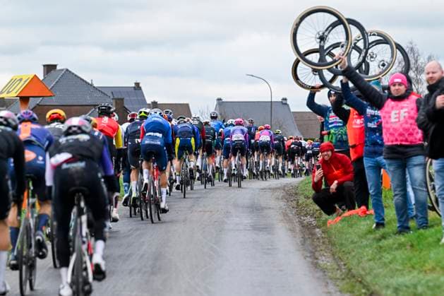 Omloop Het Nieuwsblad 2026 Cycling Race NINOVE, BELGIUM - FEBRUARY 28 : Illustration picture of the peloton during the 81th edition of Omloop Het Nieuwsblad an UCI World Tour 1.UWT one day cycling road race for Men Elite of km with start in Ghent and finish in Ninove on February 28, 2026 in Ninove, Belgium, 28 02 2026 ( Motordriver Kenny Verfaillie - Ninove Belgium  Copyright: xNicoxVereeckenx