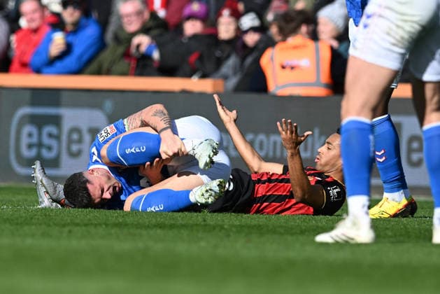 Bournemouth v Sunderland, Premier League Granit Xhaka (34) of Sunderland down in pain after a challenge with Marcus Tavernier (16) of AFC Bournemouth during the Premier League match between Bournemouth and Sunderland at the Vitality Stadium, Bournemouth, UK on 28 February 2026. Bournemouth Vitality Stadium Dorset UK Editorial use only DataCo restrictions apply See www.football-dataco.com , Copyright: xGrahamxHuntx PSI-23826-0070