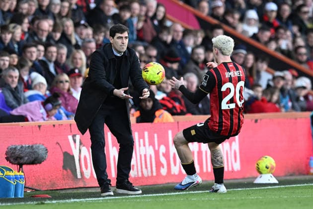Bournemouth v Sunderland, Premier League AFC Bournemouth manager Andoni Iraola throws the ball to Alex Jimenez (20) of AFC Bournemouth during the Premier League match between Bournemouth and Sunderland at the Vitality Stadium, Bournemouth, UK on 28 February 2026. Bournemouth Vitality Stadium Dorset UK Editorial use only DataCo restrictions apply See www.football-dataco.com , Copyright: xGrahamxHuntx PSI-23826-0078