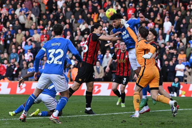 Bournemouth v Sunderland, Premier League Omar Alderete (15) of Sunderland heads the ball clear of Enes Unal (26) of AFC Bournemouth during the Premier League match between Bournemouth and Sunderland at the Vitality Stadium, Bournemouth, UK on 28 February 2026. Bournemouth Vitality Stadium Dorset UK Editorial use only DataCo restrictions apply See www.football-dataco.com , Copyright: xGrahamxHuntx PSI-23826-0087