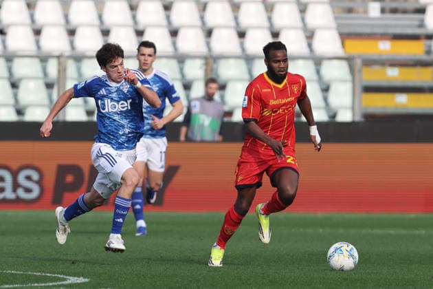 Como™s Maximo Perrone Lecce™s Lassana Coulibaly during the Serie A soccer match between Como and Lecce at the Giuseppe Sinigaglia stadium in Como, north Italy - February 28, 2026 - Soccer.  Copyright: xAntonioxSaia LaPressex