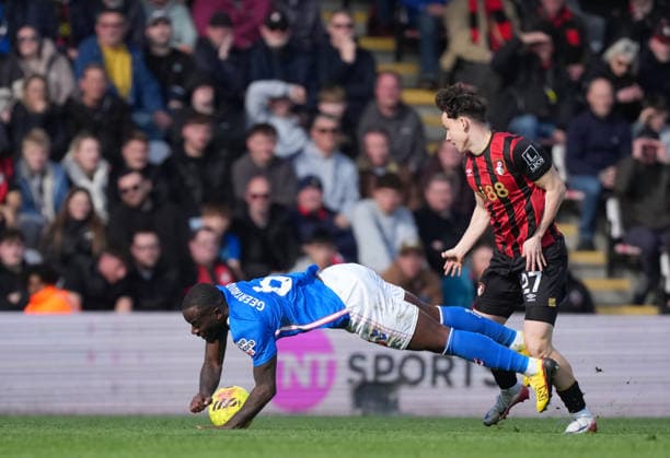 Bournemouth v Sunderland, Premier League, Football, Vitality Stadium, Bournemouth, UK - 28 Feb 2026 Lutsharel Geertruida of Sunderland fouled by Alex Toth of Bournemouth. Bournemouth Vitality Stadium Bournemouth UK, UK NEWSPAPERS OUT Copyright: xSeanxRyanx