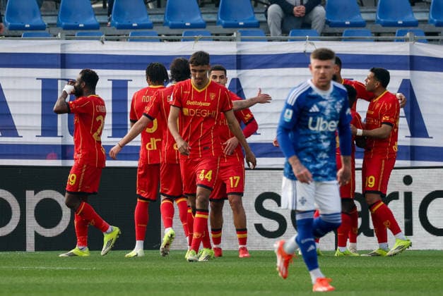 February 28, 2026, Como: US Lecce s players celebrate the goal scored by US Lecce s mildfielder Lassana Coulibaly during the Italian Serie A soccer match between Como 1907 and US Lecce at Giuseppe Sinigaglia stadium in Como, Italy, 28 February 2026. ANSA ROBERTO BREGANI Serie A: Como-Lecce  - ZUMAa110 20260228_zaf_a110_116 Copyright: xRobertoxBreganix