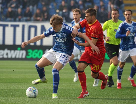 February 28, 2026, Como: Como 1907 s forward Jesus Rodriguez Carballo in action against US Lecce s mildfielder Ylber Ramadani during the Italian Serie A soccer match between Como 1907 and US Lecce at Giuseppe Sinigaglia stadium in Como, Italy, 28 February 2026. ANSA ROBERTO BREGANI. Serie A: Como-Lecce  - ZUMAa110 20260228_zaf_a110_117 Copyright: xRobertoxBreganix