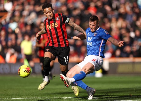 Bournemouth gegen Sunderland 28. Februar 2026, Bournemouth Premier League Fußball Bournemouth gegen Sunderland Marcus Tavernier von Bournemouth und Daniel Ballard von Sunderland Foto Jacques Feeney Abseits Bournemouth UK  Copyright: xJacquesxFeeneyx xOffsidexOffside