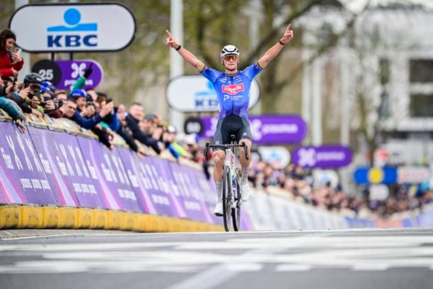 Sport Bilder des Tages Omloop Het Nieuwsblad 2026 Cycling Race NINOVE, BELGIUM - FEBRUARY 28 : Van Der Poel Mathieu (NED) of Alpecin-Premier Tech celebrating his victory during the 81st edition of Omloop Het Nieuwsblad an UCI World Tour 1.UWT one day cycling road race for Men Elite of 207 km with start in Ghent and finish in Ninove on February 28, 2026 in Ninove, Belgium, 28 02 2026 ( Motordriver Kenny Verfaillie - Ninove Belgium  Copyright: xPeterxDexVoechtx