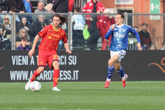 Lecce™s Antonino Gallo and Como s Maxence Caqueret during the Serie A soccer match between Como and Lecce at the Giuseppe Sinigaglia stadium in Como, north Italy - February 28, 2026 - Soccer.  Copyright: xAntonioxSaia LaPressex