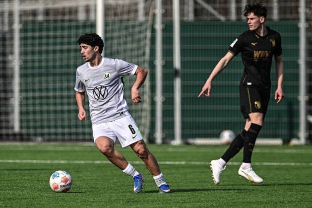 U-19-DFB-Nachwuchsliga Hauptrunde, FC Augsburg - VfL Wolfsburg, Augsburg, 28.02.2026 Freisteller: Darwin Soylu (VfL Wolfsburg U19, 6) am Ball Augsburg, 28.02.2026 - 4. Spieltag der U-19-DFB-Nachwuchsliga Hauptrunde, FC Augsburg - VfL Wolfsburg, Paul-Renz-Akademie - Augsburg. *** U 19 DFB Young Talent League main round, FC Augsburg VfL Wolfsburg, Augsburg, 28 02 2026 Released Darwin Soylu VfL Wolfsburg U19, 6 on the ball Augsburg, 28 02 2026 4 matchday of the U 19 DFB Young Talent League main round, FC Augsburg VfL Wolfsburg, Paul Renz Akademie Augsburg Copyright: xBEAUTIFULxSPORTS Märklx