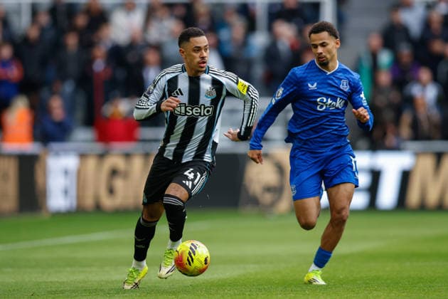 Newcastle United v Everton, Premier League Jacob Ramsey of Newcastle United closed down by Iliman Ndiaye of Everton during the Premier League match between Newcastle United and Everton at St. James s Park, Newcastle, UK on 28 February 2026. Newcastle St. James s Park Tyne and Wear UK Editorial use only DataCo restrictions apply See www.football-dataco.com , Copyright: xCraigxCowanx PSI-23820-0095