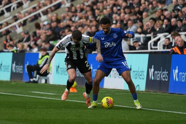28th February 2026; St James Park, Newcastle, England; Premier League Football, Newcastle United versus Everton; Iliman Ndiaye of Everton on feels pressure from Kieran Trippier of Newcastle United  AlecxBrown Content restricted for UK based newspaper
