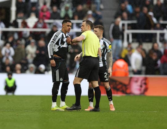 Newcastle Upon Tyne, England, 28th February 2026. Jacob Ramsey (L) of Newcastle United is substituted before the start of the second half during the Newcastle United vs Everton Premier League match at St. James Park, Newcastle Upon Tyne. Picture credit should read: Nigel Roddis Sportimage EDITORIAL USE ONLY. No use with unauthorised audio, video, data, fixture lists, club league logos or live services. Online in-match use limited to 120 images, no video emulation. No use in betting, games or single club league player publications. SPI_038_NR_NEWC_EVER SPI-4562-0038